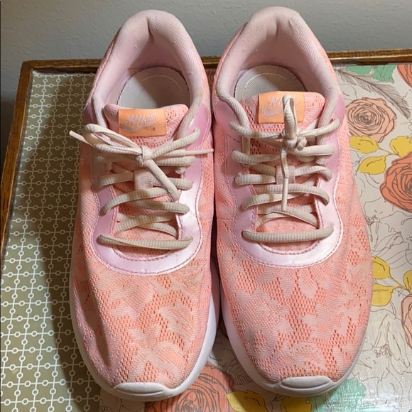 nike tanjun peach